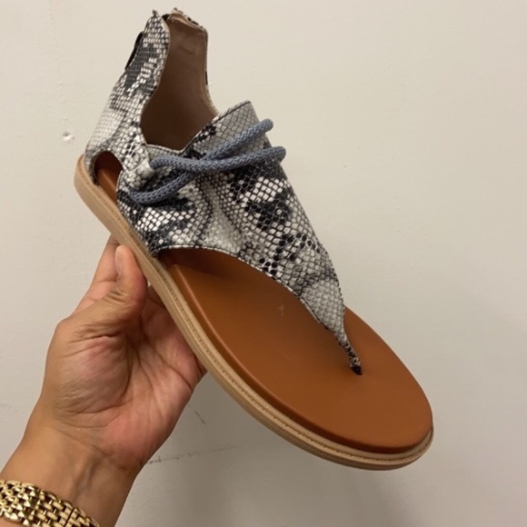 NIB Snakeskin gladiator style sandals w. Zipper on back. Flat bouncy comfy sole - Picture 4 of 4